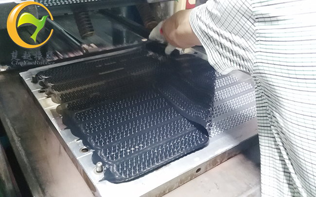 氟膠圈加工過程之一